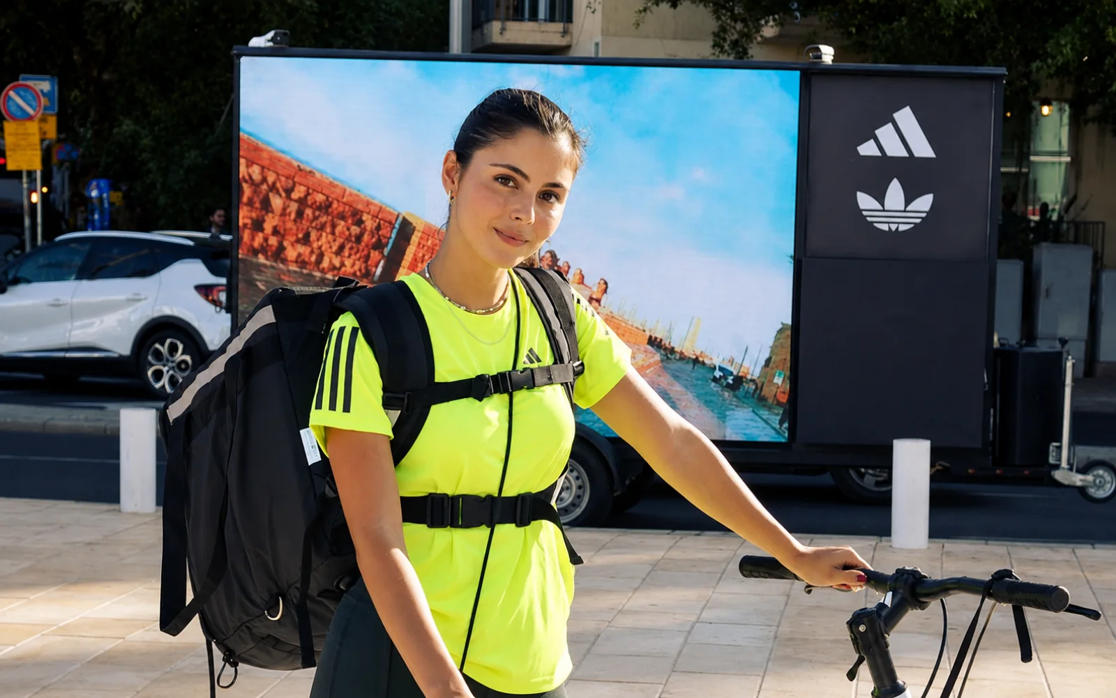 מסך LED של ADIDAS בפעילות רחוב