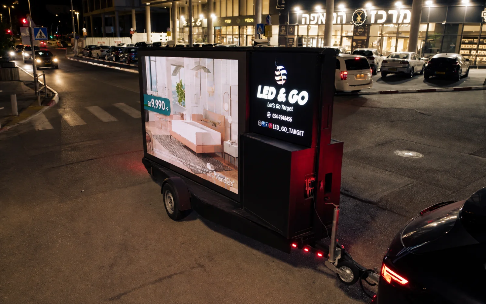 יחידת מסך LED ניידת מציגה מודעת מיטה ברחוב בלילה