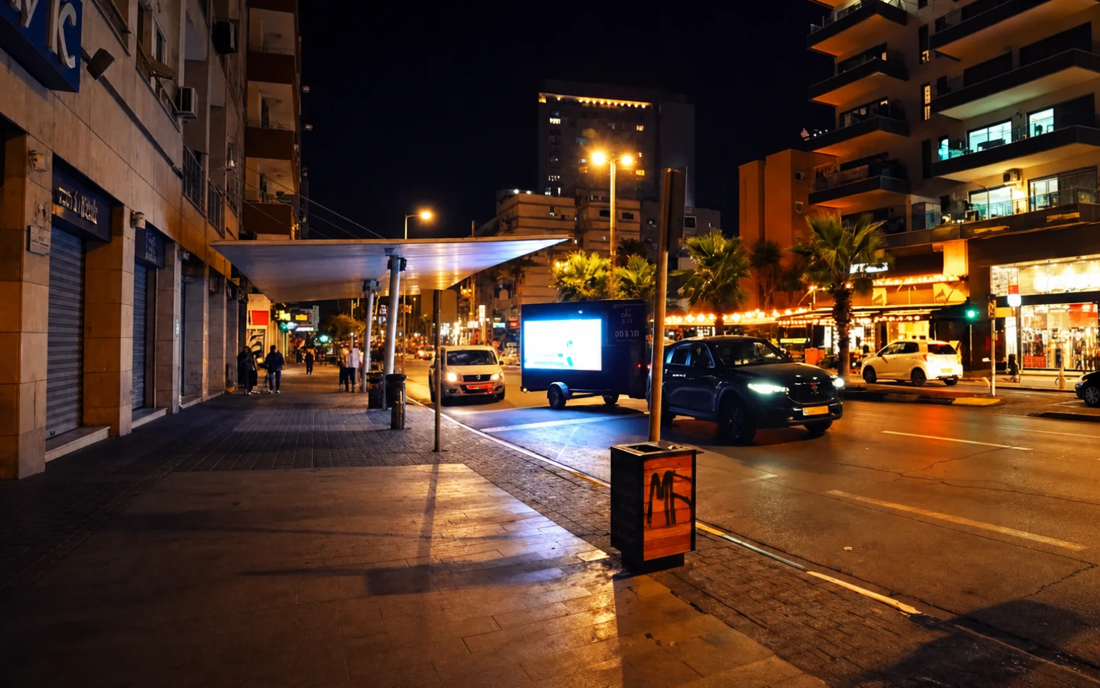 יחידת מסך LED ניידת נוסעת ברחוב עירוני בלילה