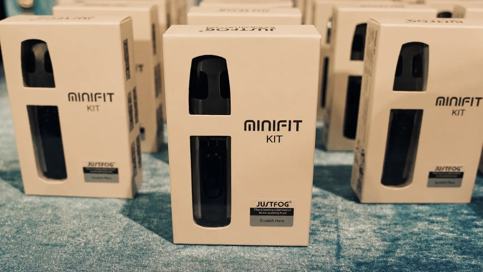 ערכות MINIFIT של JUSTFOG באריזות סגורות על משטח
