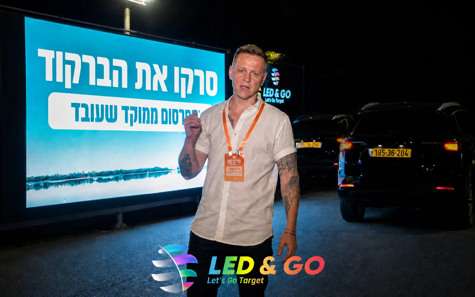 פעילות iCenter באקספו תל אביב לצד מסך LED