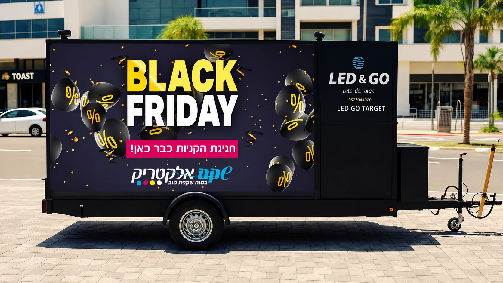 מסך LED נייד מציג מודעת BLACK FRIDAY של שקם אלקטריק ברחוב