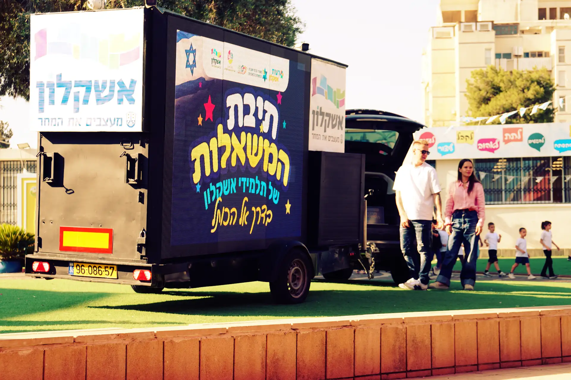יחידת מסך ניידת מציגה את מיתוג תיבת המשאלות בחצר