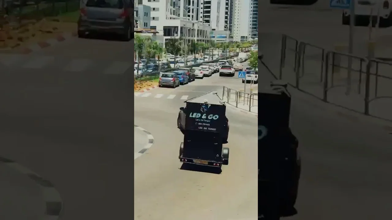 יחידת LED & GO נגררת לאורך רחוב עירוני